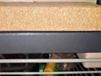 Neue Korkstreifen an Käfigkante