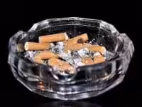 Aschenbecher mit Zigaretten