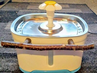 Trinkbrunnen mit Anflugstange Trinkbrunnen mit Anflugstange