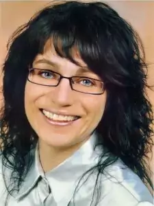 Nicole Oelze Nicole Oelze