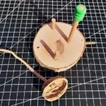 Holzstäbe & Walnusshälfte