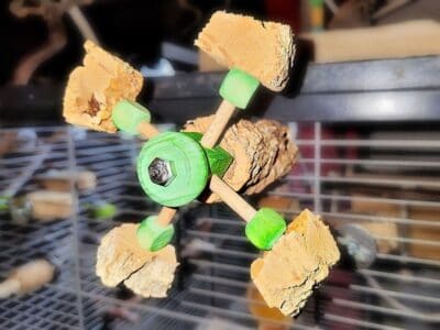 Drehstitzstange mit Korkstücken Drehstitzstange mit Korkstücken