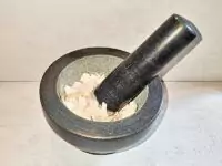 Eierschalen im Mörser