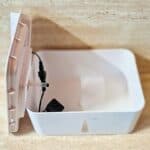 Plastikeinsatz abheben