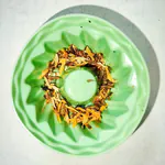 Schlüpftagskuchen - Blüten Blüten auf dem Boden der Form