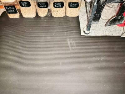 Fallschutzmatte - zugeschnitten 2 Fallschutzmatte vor dem Käfig für Handicap-Wellensittiche